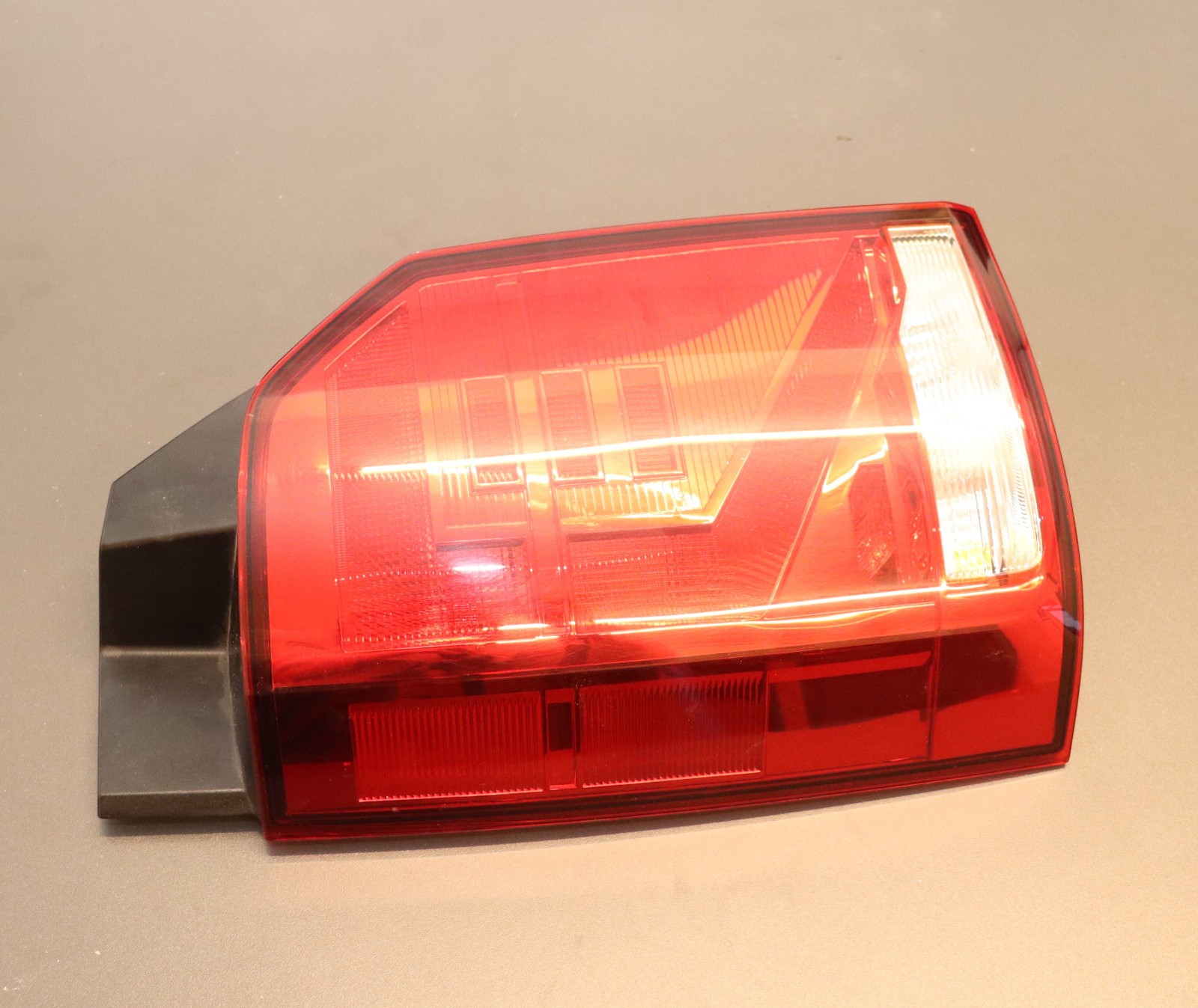VW TRANSPORTER T6 REAR LIGHT CLUSTER 7LA945095K-2 VW TRANSPORTER T6 REAR LIGHT CLUSTER 7LA945095K-2
